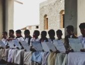 الكتاتيب فى حلايب وشلاتين.. مدارس قرآنية تحفظ كتاب الله وتبني الأجيال على القيم والانضباط داخل قلب الصحراء منذ عدة أعوام.. تقدم دورا تربويا دينيا فى تنشئة الأطفال وتعليمهم أصول الدين والحياة وسط بيئة صحراوية