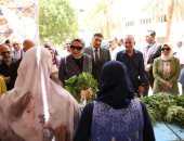 محافظ الوادى الجديد تتفقد مبادرة "معا ضد الغلاء" بالوحدة المحلية لمركز الخارجة