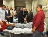 محافظ أسيوط يزور مصابي حادث أبنوب ويوجه بتوفير الرعاية الكاملة حتى تماثلهم للشفاء