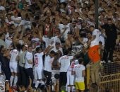 خوان بيزيرا يقود احتفالات لاعبي الزمالك مع الجماهير بعد التتويج بالدوري