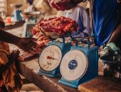 تفسير حلم توزيع اللحوم.. دلالات على العطاء والرزق وأسرار العقل الباطن