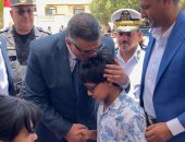 قبل رأس بن الشهيد.. محافظ قنا يفتتح مسجد الشهيد أحمد عبد الفتاح.. فيديو