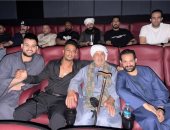 محمد رمضان يستضيف 3 صعايدة لمشاهدة فيلم أسد بعد منعهم من دخول عرضه