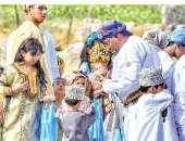 عادات أصيلة للاحتفال بالعيد فى الخليج.. أزياء تراثية والحناء للنساء. .زيارات عائلية و"فوالة العيد" سمة مميزة.. الهريس والشواء أطباق شعبية.. والعزوه والرزحة وفن العازي بعُمان.. "الدشاديش" و"العيادى" فى الكويت