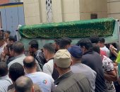 تشييع جثمان شاب لفظ أنفاسه الأخيرة أثناء عودته من الخارج استعدادا لحفل زفافه.. فيديو