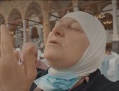 ابتهالات وتكبيرات ودموع.. الحجاج يطوفون حول الكعبة.. فيديو 