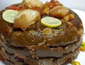 طريقة عمل طاجن ورق العنب بالكوارع.. أساسية بعد الفتة فى العيد