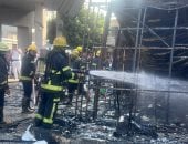 الحماية المدنية بالقاهرة تسيطر على حريق اندلع بأحد الأكشاك التجارية بالفجالة.. فيديو وصور