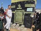 أطفال غزة يؤدون مناسك الحج بشكل رمزي داخل مركز إيواء