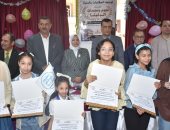 مدير تعليم سوهاج يكرم الطلاب الحاصلين على المركز الأول في المسابقات الدولية