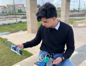 فى اليوم العالمى للهواء النظيف.. شاب من الدقهلية يبتكر جهازا للحفاظ على البيئة من الانبعاثات وحماية التربة.. يرسل تقريرا للفلاح عن احتياجات الأرض والرى بالذكاء الاصطناعى.. يوفر المجهود وينتج محصولا صحيا