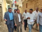 طرق الأبواب وسيلة رؤساء المدن والقرى بالأقصر لحث المواطنين على تقنين أوضاعهم فى ملفات التصالح وإنهاء مخالفات البناء.. رئيس مدينة أرمنت: الحملة تهدف لكسر حاجز الروتين وضمان وصول المعلومة الصحيحة للمواطن البسيط