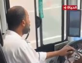 سائق مصري يخطف القلوب بتلاوة مؤثرة أثناء توصيل الحجاج.. فيديو