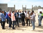 تمهيدا لافتتاحه.. محافظ قنا يتابع الأعمال الإنشائية لشادر الأربعين
