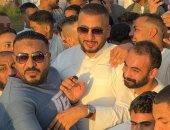 عصام السقا يحتفل بعيد الأضحى فى مسقط رأسه بالمنيا وسط جمهوره ومحبيه.. صور