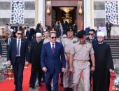 فيديو أداء الرئيس السيسى صلاة عيد الأضحى وتناول الإفطار مع الحضور.. فيديو