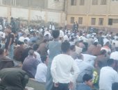 فرحة العيد تملأ ساحات المنيا.. الأهالي يصطحبون الأطفال لصلاة «الأضحى» (فيديو)