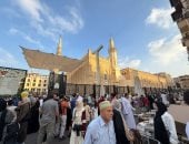 فرحة العيد.. العائلات يحتفلون بعيد الأضحى أمام مسجد الحسين