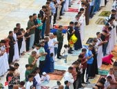 وسط حضور كثيف للمصلين.. تكبيرات العيد تملأ مسجد عمرو بن العاص 