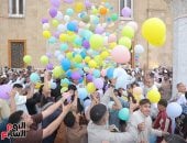 فرحة العيد.. العائلات يحتفلون بعيد الأضحى أمام مسجد الحسين.. صور 