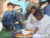 «الشعرية باللبن» عادة أسوانية توحد أبناء القبائل فى صباح عيد الأضحى.. صور
