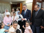 محافظ الجيزة يشارك فتيات مؤسسة الرعاية الاجتماعية بإمبابة فرحة عيد الأضحى