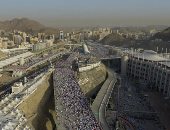 حجاج بيت الله الحرام يرمون جمرة العقبة يوم النحر.. صور 