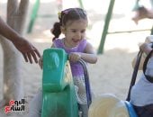 على المرجيحة والزحليقة الأطفال يحتفلون بأول أيام عيد الأضحى بحديقة الأزهر.. صور