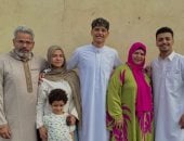 محمد عبد الله لاعب الأهلى بالجلابية مع أسرته احتفالا بعيد الأضحى