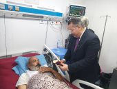 جبر الخواطر.. مدير مستشفيات بنها الجامعية يشارك المرضى احتفالات عيد الأضحى