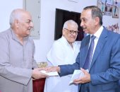 محافظ سوهاج يزور دار رعاية المسنين ويهنئهم بعيد الأضحى المبارك