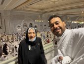 أحمد السعدنى وظهور نادر مع والدته فى الحج.. صور