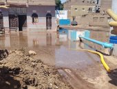 رئيس مدينة سوهاج يقودان مواجهة تجمعات المياه بمحيط محطة مياه الحمادية