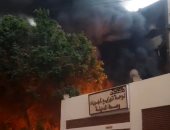 الحماية المدنية تحاول السيطرة على حريق بمخزن بجوار مجلس مدينة أسوان