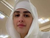 الحجاج يلتفون حول ياسمين عبد العزيز.. ويلتقطون الصور معها 
