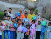 حدائق أسوان توزع هدايا وبالونات وألعاب على الأطفال فى العيد.. صور