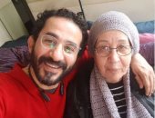 نجوم الفن يقدمون التعازى لـ أحمد حلمى فى وفاة والدته.. ربنا يصبر قلبك