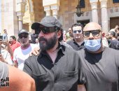 الفنان أحمد حلمى عقب دفن والدته: العزاء فى المقابر فقط.. ولن نقيم غيره