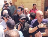 أحمد حلمى يعلن اقتصار عزاء والدته على المقابر فقط وخلال تشييع جثمانها.. صور