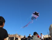 انطلاق مهرجان الطائرات الورقية على شواطئ العريش ثالث أيام العيد.. فيديو وصور