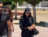 منى زكي تصل مسجد ناصر للمشاركة في جنازة والدة زوجها ببنها.. صور