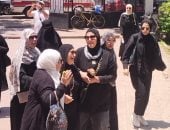 نقل جثمان والدة الفنان أحمد حلمي لأداء صلاة الجنازة بأحد مساجد بنها.. فيديو وصور