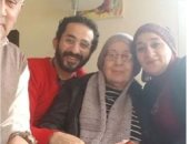 5 صور جمعت أحمد حلمى بوالدته أظهرت علاقة الحب القوية بينهما