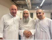 محمود الخطيب يؤدى مناسك الحج برفقة محمد حسان