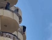 الحماية المدنية تنجح فى إنقاذ مريض نفسى جلس أعلى سور برج بالإسكندرية.. فيديو وصور 