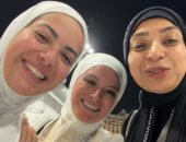 آية عبد الرحمن برفقة لميس سلامة ولمياء فهمي أثناء أداء مناسك الحج