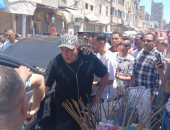 انهيار حمو بيكا قبل تشييع جثمان والده إلى مقابر العمود بالاسكندرية.. فيديو
