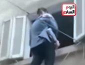 "بسلم خشبي".. فيديو مؤثر لأب يتحدى المستحيل ليحتفل مع أطفاله بعيد الأضحى