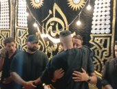 بالأحضان.. حسن شاكوش يواسي حمو بيكا في عزاء والده بالاسكندرية.. فيديو