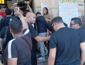 محمود الليثي ورضا البحرواي فى تشييع جثمان والد حمو بيكا بالإسكندرية.. صور وفيديو